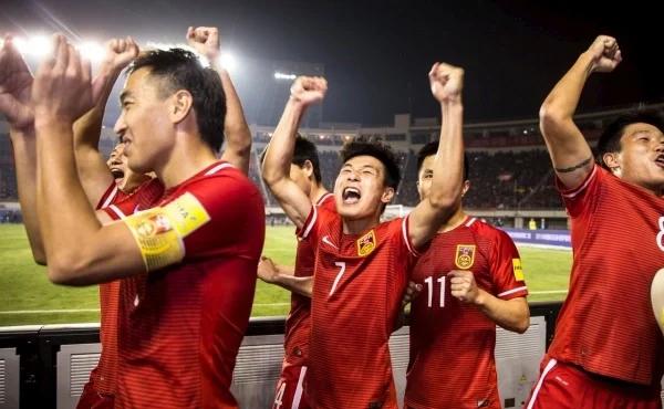 国足技不如人只能“瞎拼”；不会因为换的简单介绍
